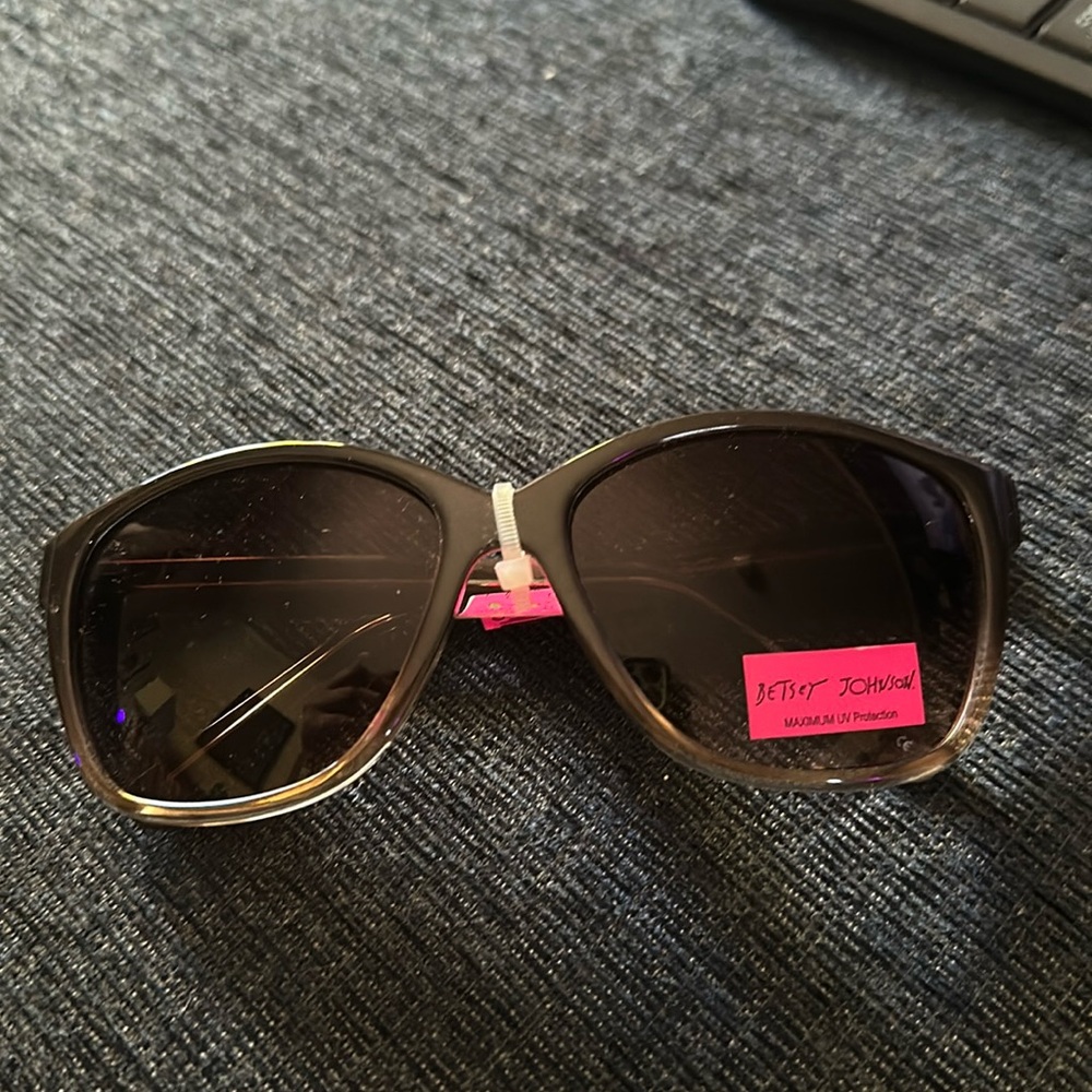 NWT Betsey Johnson Sunglasses Espresso Brown Style#: BJ23051